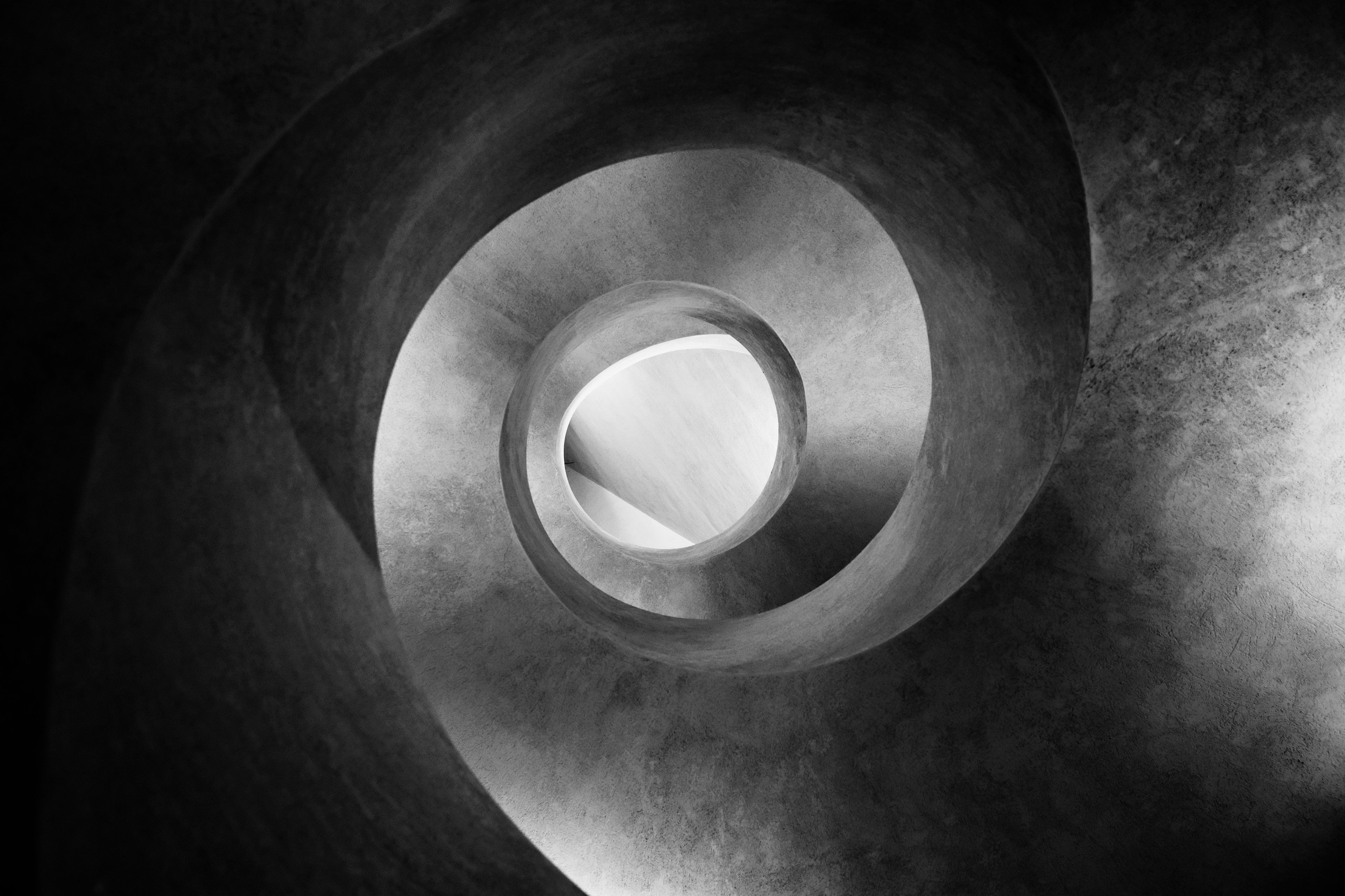 Spirale sombre en noir et blanc